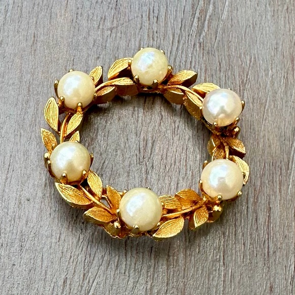 Liner Vintage Gold & Pearl Leaf Brooch - Picture 3 of 12